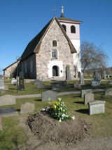 Husby-Sjhundras kyrka,  kyrkogården